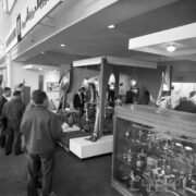 stoiska w hali wystawowej, zwiedzający ludzie