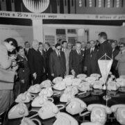 grupa mężczyzn w hali wystawowej