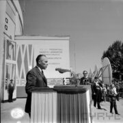 mężczyzna stoi na mównicy i przemawia