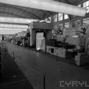 stoisko z maszynami i urządzeniami w hali wystawowej