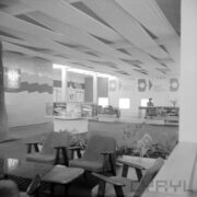 stoiska w hali wystawowej