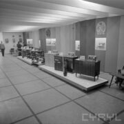 stoiska z maszynami do szycia z szafkami w pawilonie wystawowym