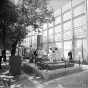 przeszklona hala wystawowa, przed nią stoisko z urządzeniami i spacerujący ludzie