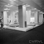 stoiska z tkaninami i dywanami w hali wystawowej