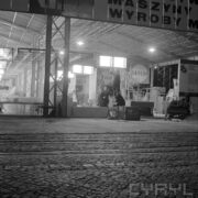 stoiska plenerowe z urządzeniami, nocą