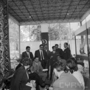 kobiety i mężczyźni w pawilonie wystawowym, część siedzi, a część stoi