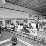 stoiska w hali wystawowej