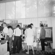 stoiska w hali wystawowej, zwiedzający ludzie