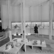 stoiska w hali wystawowej