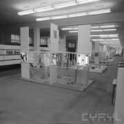 stoiska w hali wystawowej