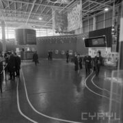 stoiska w hali wystawowej, pomiędzy nimi zwiedzający ludzie