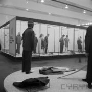 stoisko z manekinami ubranymi w roboczą odzież w hali wystawowej