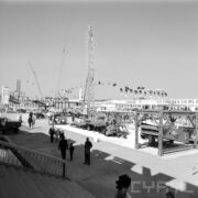 maszyny i urządzenia na betonowym placu, w głębi budynki murowane