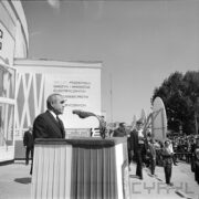 mężczyzna stoi przy mównicy i przemawia