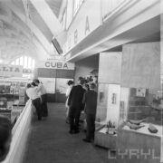 stoiska w hali wystawowej, pomiędzy nimi zwiedzający ludzie