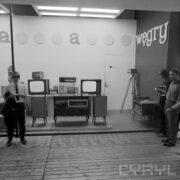 stoisko z telewizorami i odbiornikami radiowymi w hali wystawowej, zwiedzający ludzie