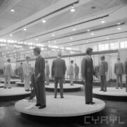 stoiska z ubranymi manekinami w hali wystawowej