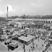 wystawa plenerowa na placu przed budynkami wystawowymi, spacerujący ludzie