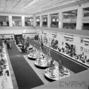 stoiska wystawowe w hali targowej