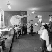 stoisko w hali wystawowej, zwiedzający ludzie