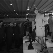 stoisko z odzieżą damską w hali targowej