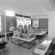 stoiska w hali wystawowej