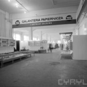 stoiska wystawowe w hali targowej