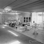 stoisko z maszynami i urządzeniami w hali wystawowej