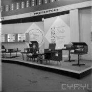 stoiska z odbiornikami radiowymi w hali wystawowej