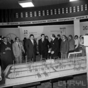 stoiska w hali wystawowej, pomiędzy nimi zwiedzający ludzie