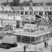 wystawa plenerowa na placu przed budynkami wystawowymi, spacerujący ludzie