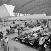 stoiska z maszynami w hali wystawowej, w przejściach ludzie