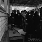 grupa mężczyzn w pawilonie wystawowym