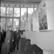 grupa mężczyzn w pawilonie wystawowym