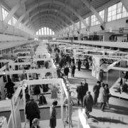 stoiska z odzieżą w hali targowej