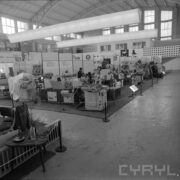 stoisko z maszynami i urządzeniami w hali wystawowej