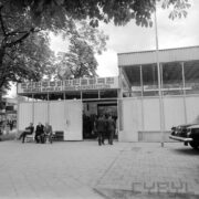 wejście do przeszklonego budynku, zwiedzający ludzie