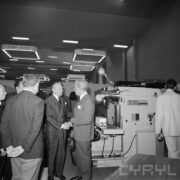 grupa mężczyzn w hali wystawowej