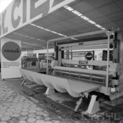 maszyna wystawiona pod zadaszoną wiatą na terenie targów 