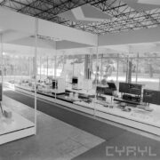 stoiska w hali wystawowej