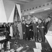 grupa ludzi w hali wystawowej