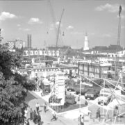 wystawa plenerowa na placu przed budynkami wystawowymi, spacerujący ludzie