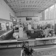 stoiska w hali wystawowej