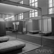 stoiska z materacami do spania w hali wystawowej