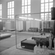 stoiska z kanapami i tapczanami w hali wystawowej