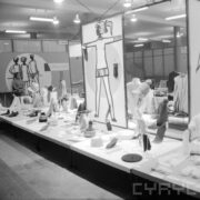 stoisko z czapkami, szalikami i rękawiczkami z włóczki w hali wystawowej