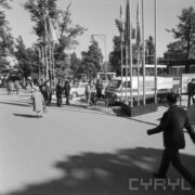 stoisko z samochodami na placu, między nimi spacerujący ludzie