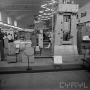 stoiska z maszynami i urządzeniami w hali wystawowej