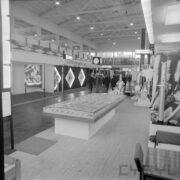 stoiska w hali wystawowej i zwiedzający je ludzie