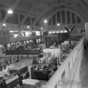 stoiska w hali wystawowej w trakcie przygotowywania ich do wystawy